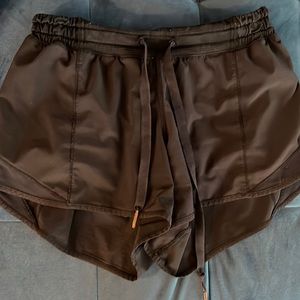 black lululemon shorts